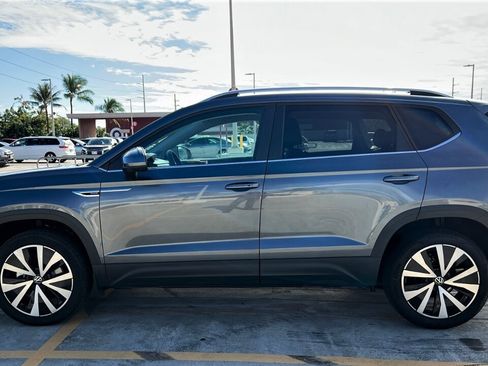 Used 2022 Volkswagen Taos SE image 2