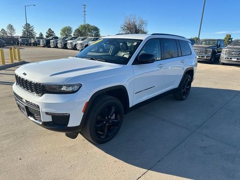 Used 2023 Jeep Grand Cherokee L Limited w/ Black Appearance Package AWD/4WD image 39