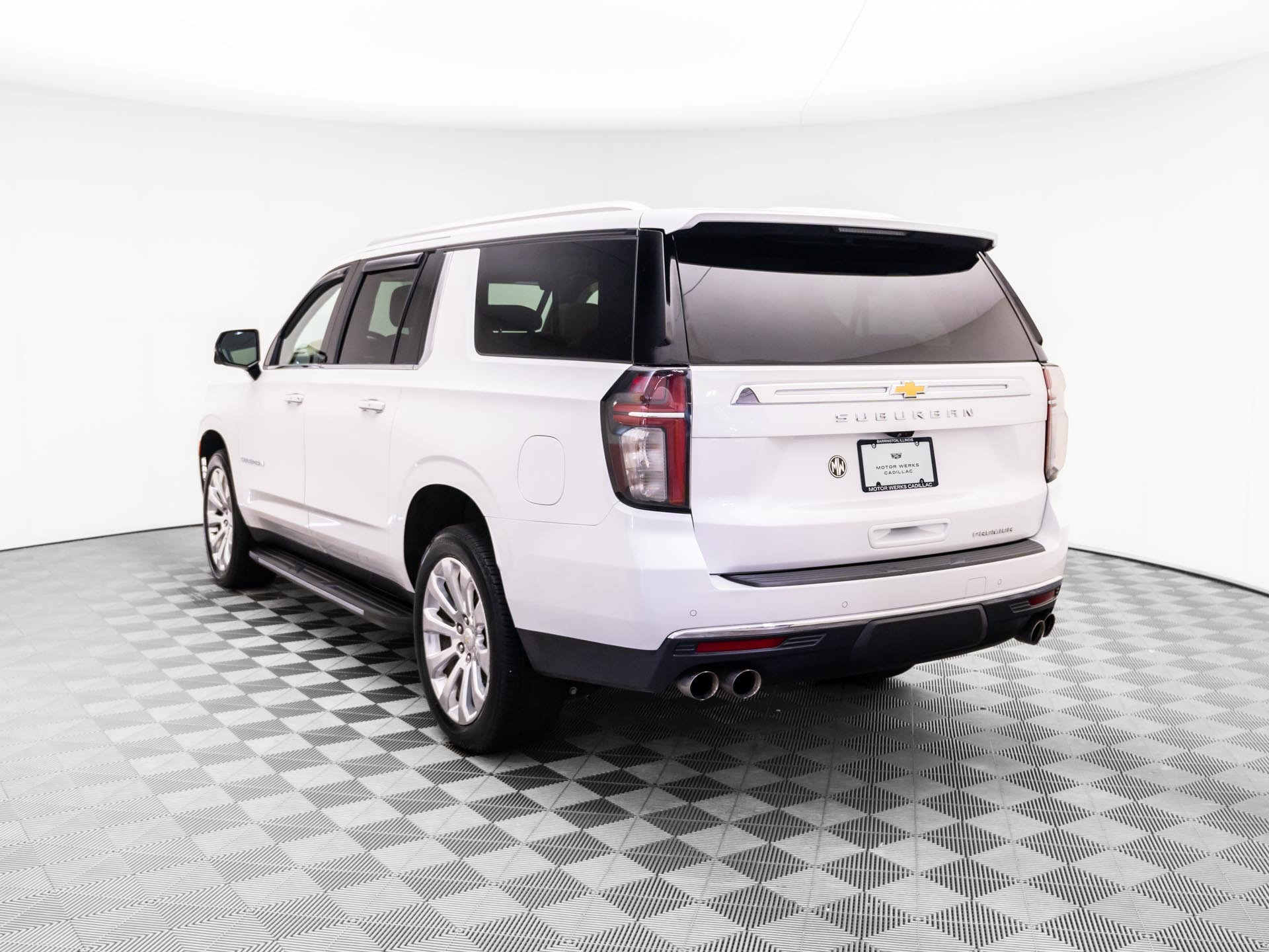 Used 2021 Chevrolet Suburban Premier w/ Premium Package AWD/4WD image 3