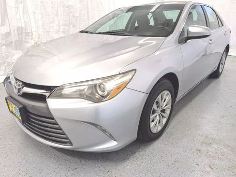 Used 2015 Toyota Camry LE image 1