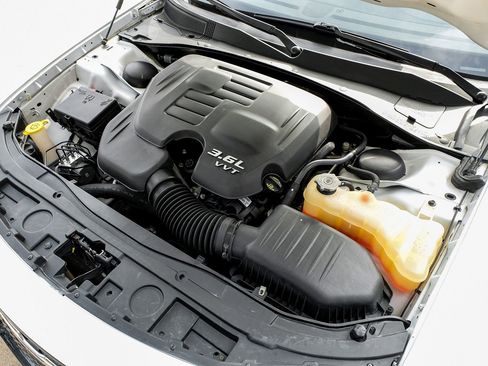 Used 2018 Chrysler 300 Limited image 43