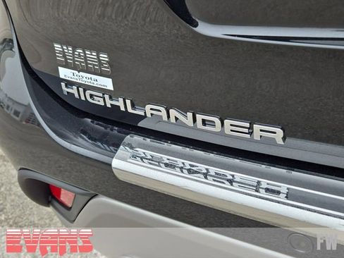 New 2026 Toyota Highlander Platinum image 4