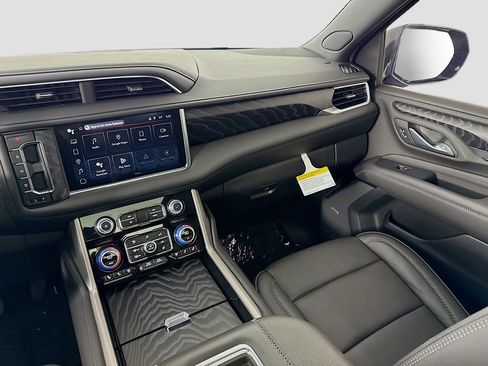 Used 2024 GMC Yukon Denali w/ Advanced Technology Package image 24