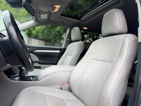 Used 2019 Toyota Highlander XLE AWD/4WD image 20