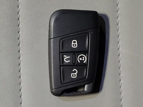 Used 2023 Volkswagen Taos SE w/ Panoramic Sunroof Package FWD image 32