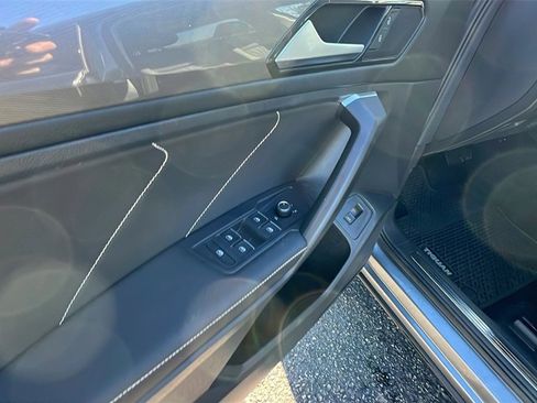 Used 2022 Volkswagen Tiguan SE w/ Panoramic Sunroof Package image 12