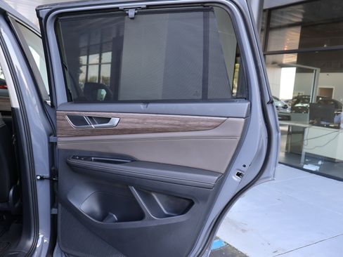 Used 2025 Volkswagen Atlas SEL AWD/4WD image 28