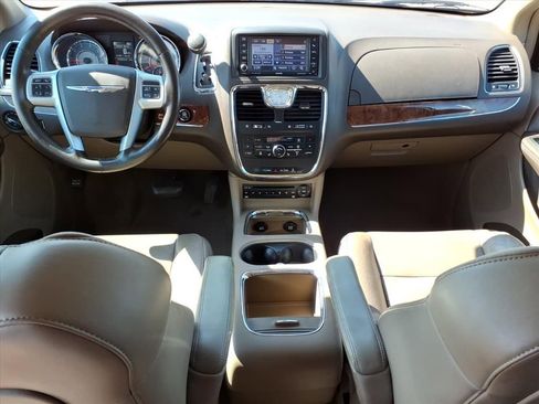 Used 2011 Chrysler Town & Country Limited image 11