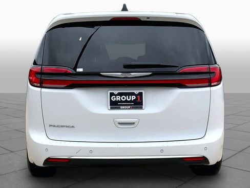 Used 2023 Chrysler Pacifica Touring-L image 5