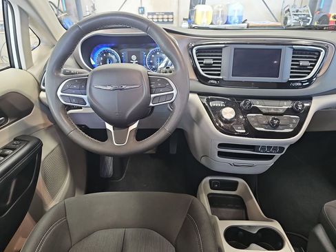 Used 2023 Chrysler Voyager LX FWD image 16