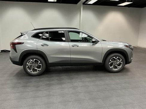 New 2026 Chevrolet Trax LT w/ LT Convenience Package FWD image 6