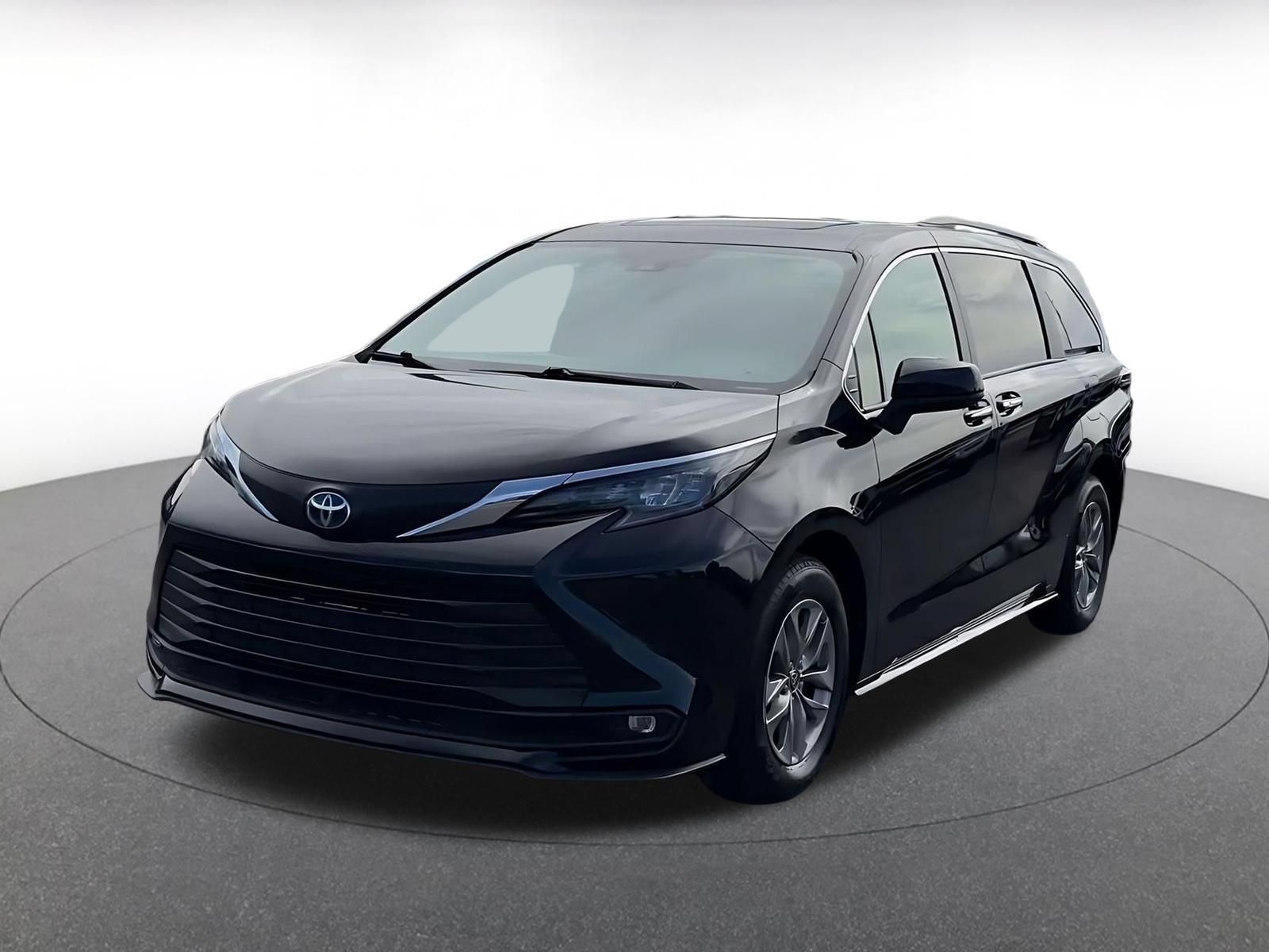Used 2025 Toyota Sienna XLE FWD image 6