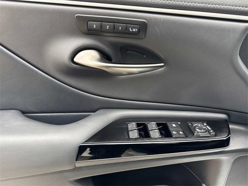 Used 2025 Lexus ES 300h w/ Luxury Package image 18