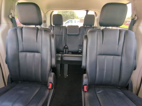 Used 2016 Chrysler Town & Country Touring FWD image 21
