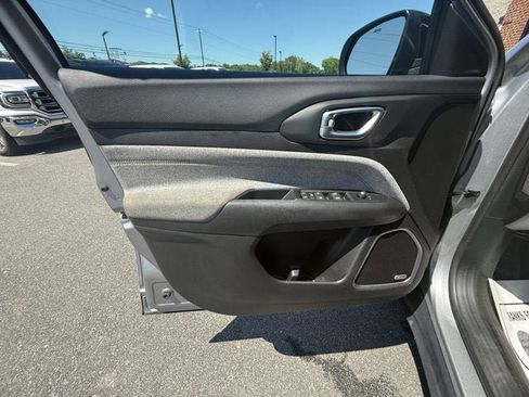 Used 2022 Jeep Compass Latitude w/ Sun and Sound Group AWD/4WD image 16
