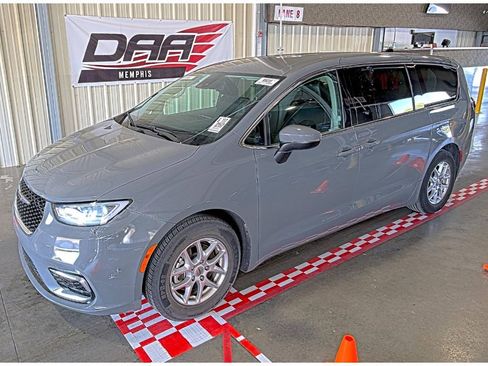 Used 2023 Chrysler Pacifica Touring-L FWD image 1