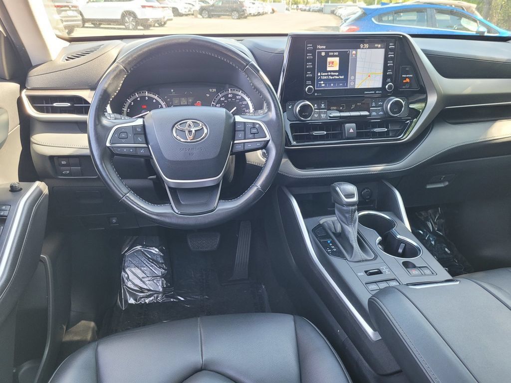 Used 2022 Toyota Highlander XLE AWD/4WD image 20