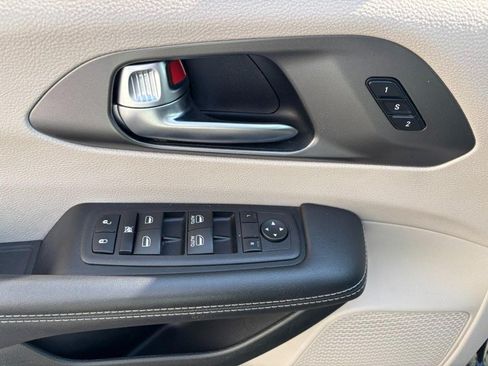 Used 2023 Chrysler Pacifica Touring-L FWD image 20