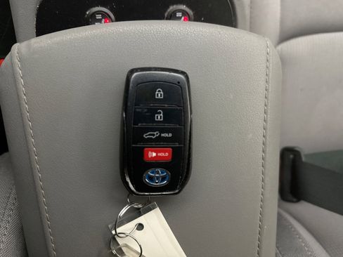 Used 2021 Toyota Venza LE w/ Carpet Mat Package (TMS) image 10