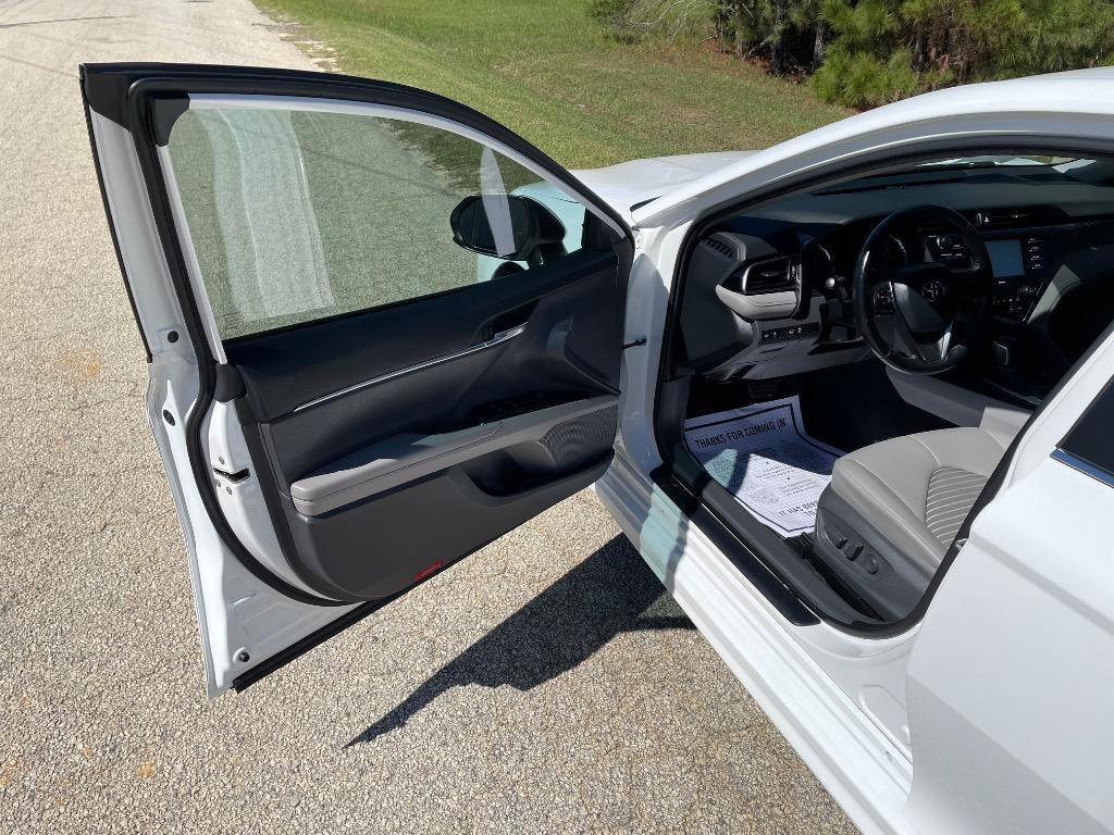 Used 2020 Toyota Camry SE FWD image 8