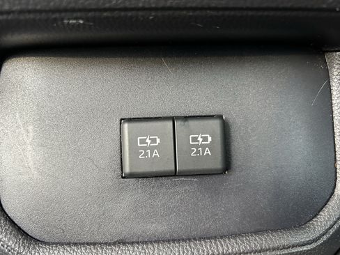 Used 2020 Toyota Highlander XLE AWD/4WD image 18