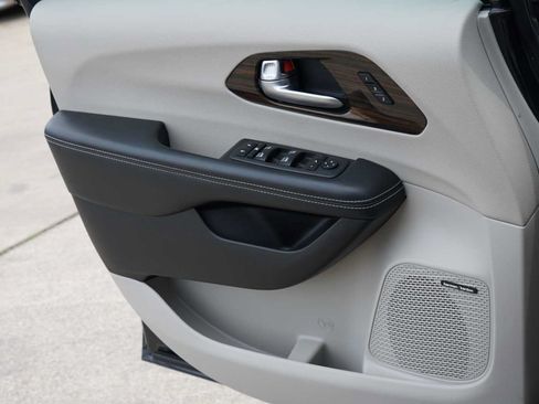 Used 2022 Chrysler Pacifica Limited FWD image 18