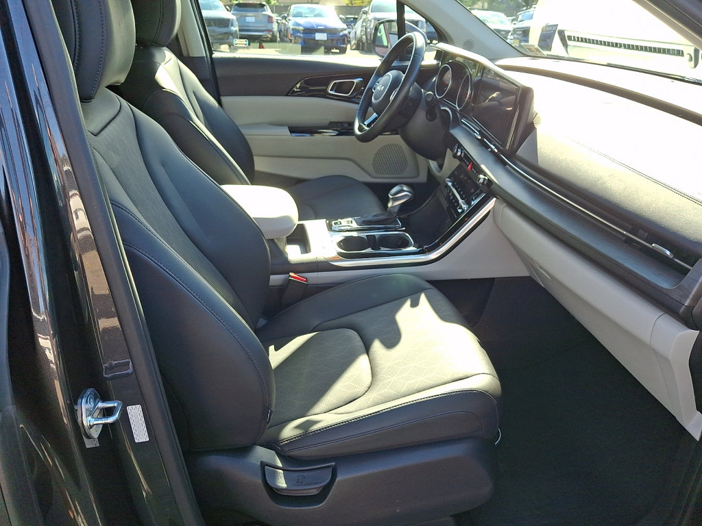 Used 2024 Kia Carnival EX FWD image 13