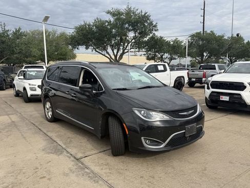 Used 2020 Chrysler Pacifica Touring-L Plus w/ Tire & Wheel Group image 3