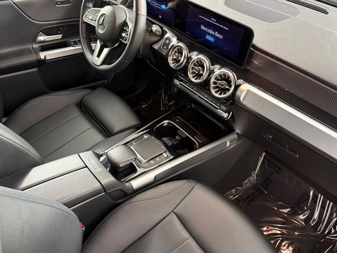 Used 2022 Mercedes-Benz GLB 250 w/ Premium Package Lite image 15