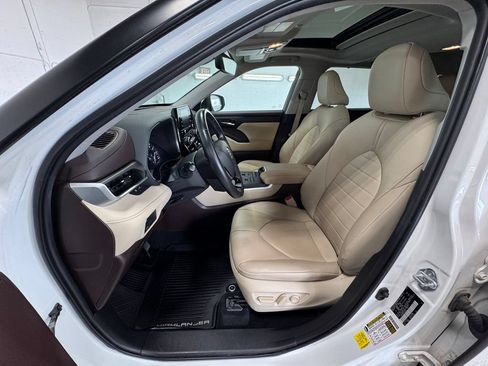 Used 2020 Toyota Highlander XLE AWD/4WD image 11