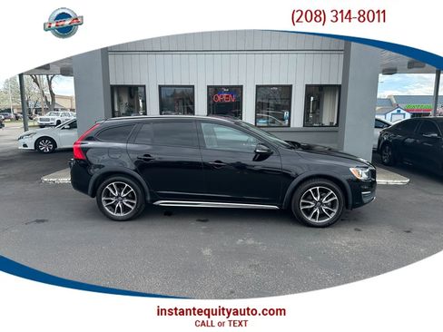 Used 2018 Volvo V60 T5 Cross Country AWD/4WD image 1