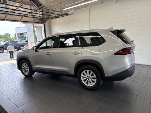 Used 2025 Toyota Grand Highlander AWD image 5