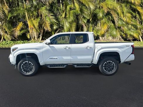 Used 2025 Toyota Tacoma TRD Sport AWD/4WD image 8