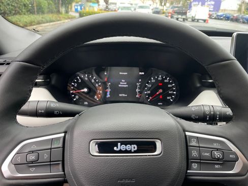 Used 2025 Jeep Compass Limited image 29