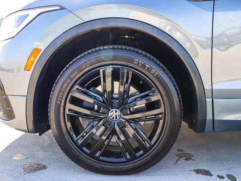 Used 2022 Volkswagen Tiguan SE R-Line image 11