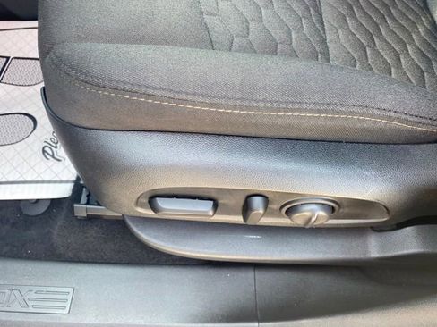 Used 2021 Chevrolet Equinox LT image 18