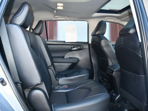 Certified 2023 Toyota Highlander XLE image 20