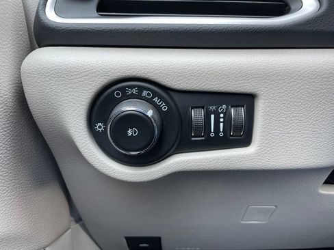 Used 2023 Chrysler Pacifica Touring-L FWD image 38