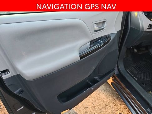 Used 2017 Toyota Sienna XLE Premium FWD image 5