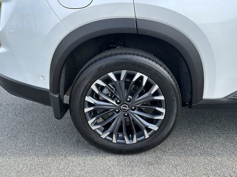 Certified 2025 Nissan Rogue SL w/ Tech Package FWD image 19