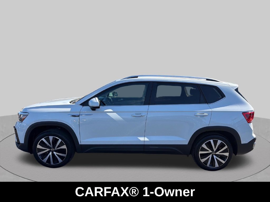 Used 2024 Volkswagen Taos SE w/ Panoramic Sunroof Package FWD image 4