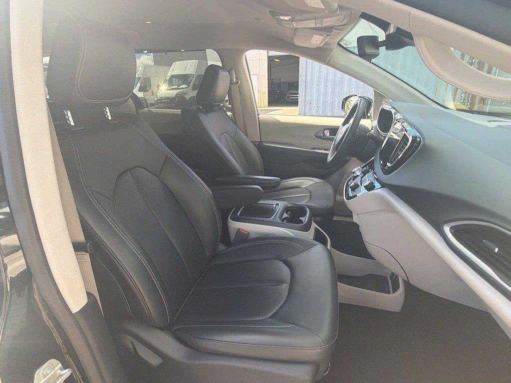 Used 2024 Chrysler Pacifica Touring-L FWD image 20