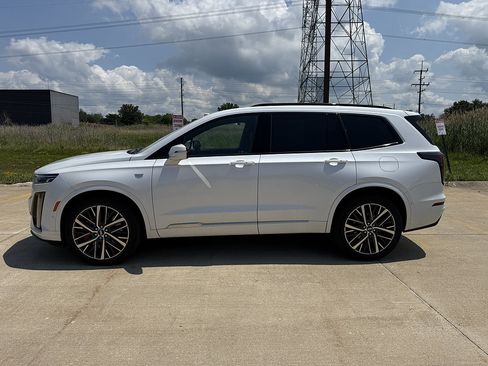 Used 2024 Cadillac XT6 Sport w/ Technology Package AWD/4WD image 2
