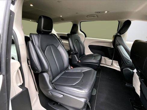 Certified 2024 Chrysler Pacifica Select image 24