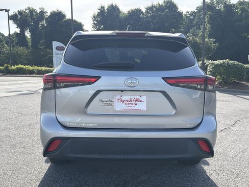 Used 2022 Toyota Highlander LE FWD image 16