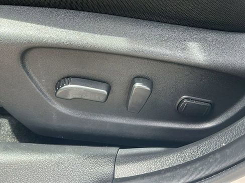 Used 2018 Nissan Rogue SV image 16