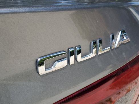 Used 2018 Alfa Romeo Giulia image 8