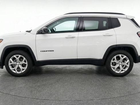 Used 2025 Jeep Compass Latitude AWD/4WD image 5