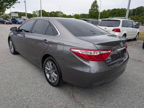 Used 2017 Toyota Camry SE FWD image 4