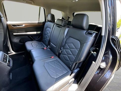 Used 2025 Volkswagen Atlas SE FWD image 16